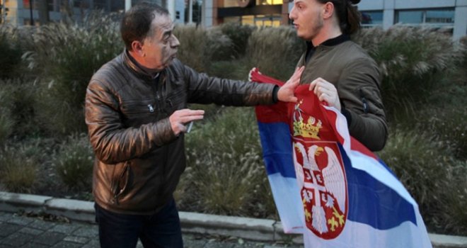 Aleksandar (22) koji je ispred haškog tribunala mahao srpskom zastavom: Pukao mi je film kada sam vidio...