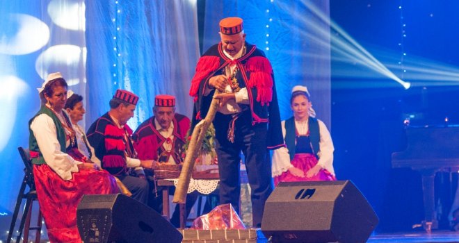 Blagdanski ugođaj u Sarajevu: 'Kao nekad pred Božić' raspjevao i zagrijao publiku u Domu mladih