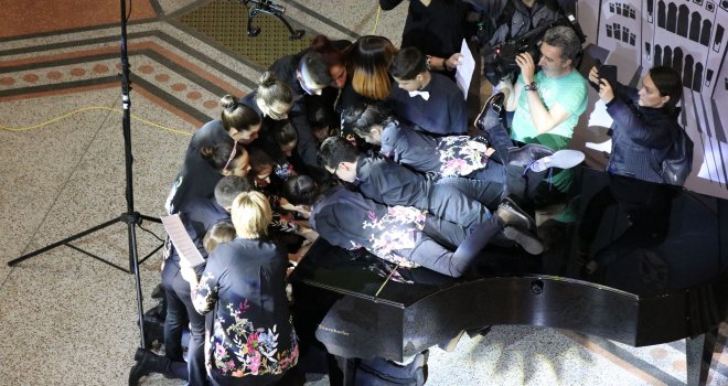 U Sarajevu oboren Guinnessov rekord u najmnogoljudnijem sviranju klavira
