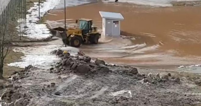 Pogledajte kako se to radi na Bjelašnici: Bagerom prebacuju vodu i blato na stadion?!
