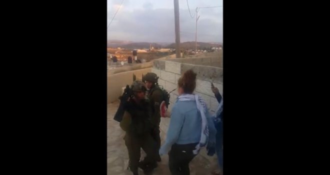 Maloljetna Palestinka snimljena kako udara izraelske vojnike, pogledajte video