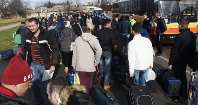 U Slovačkoj radim na sklapanju dijelova za televizore, imam smještaj i hranu, plata mi je 600 eura, uštedim 15 000 KM, a ovdje...