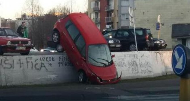 Nesvakidašnja nesreća u Banjaluci: Obratite pažnju prilikom parkiranja kako i vaš auto ne bi ZAVRŠIO OVAKO