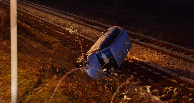 Nesreća u Sarajevu: Nakon sudara automobil završio na šinama, vozač teško povrijeđen