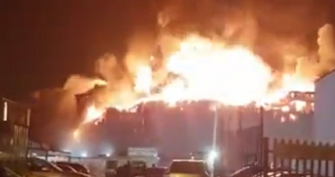 Veliki požar u Londonu: Izgorjela tvornica boje, vatrene kugle letjele sto metara u zrak