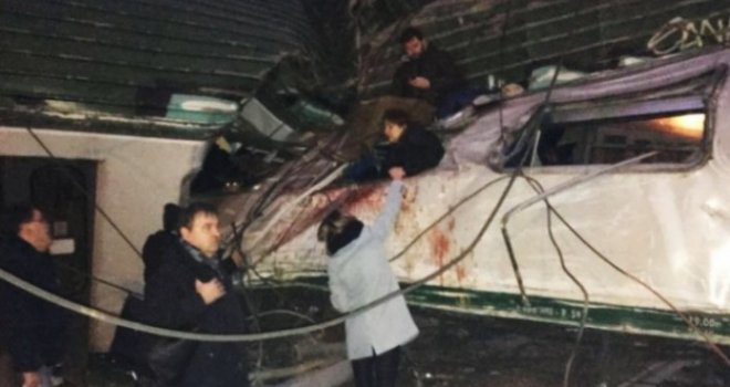 Voz se prevrnuo kod Milana, dvoje poginulih i deset teško povrijeđenih