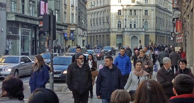 U BiH i dalje vladaju isti oni koji su se u ratu obogatili... Ispred stranih ambasada u Sarajevu ljudi stoje u redovima...