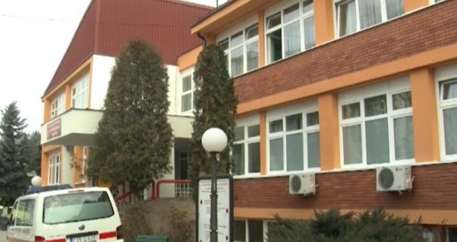 Nesvakidašnja scena u Vogošći: Žena se porodila ispred Doma zdravlja, nisu je stigli unijeti u ambulantu