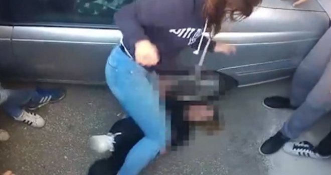 Incident u Mostaru: Četiri djevojke se potukle i gađale kamenjem, grupa mladića navijala