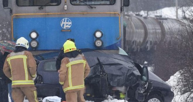 Mladi bračni par poginuo u naletu teretnog voza: Nakon udara auto odgurao još 200 metara...