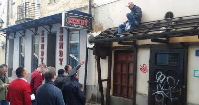 Očajnički čin frapirao čaršiju: Asmir Dedić posuo se benzinom i prijetio da će se zapaliti!