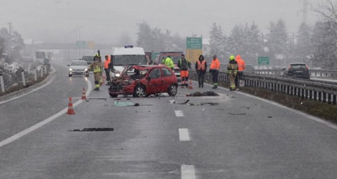 Udes na autoputu kod Visokog: Sudarili se grtalica i auto, jedna osoba povrijeđena