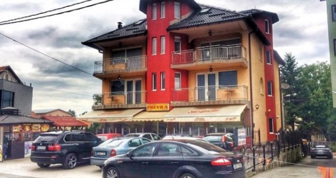 Sve zbog janjećeg pečenja: Nakon svađe, Mercedesom udario konobara koji je pao na haubu, vukao ga 15 metara po asfaltu...