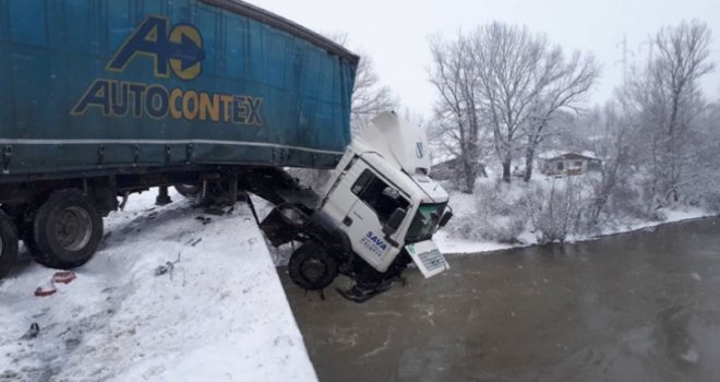 Dva sata gledao smrti u oči: Kamionom probio ogradu mosta, ostao da visi nad rijekom!