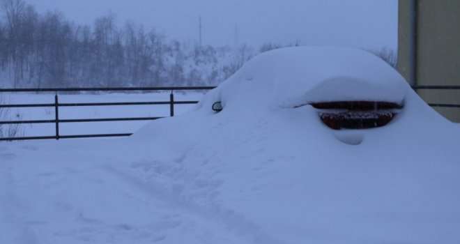 Urušilo se 30-ak objekata, voda se prokuhava, nastave nema: Pogledajte kako izgleda snijegom zatrpana Krajina 