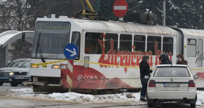 Tramvaj udario pješaka, očevici tvrde da se sam bacio pred vozilo