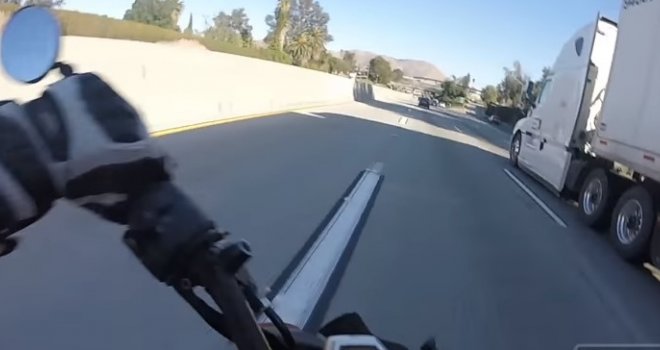 Snimak nije za one slabog srca: Motociklista jurio paklenom brzinom i podletio pod šleper...
