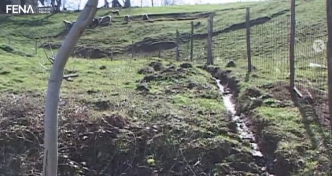 Reaktivirano klizište na regionalnom putu Donja Orahovica - Srebrenik, ugrožene tri kuće