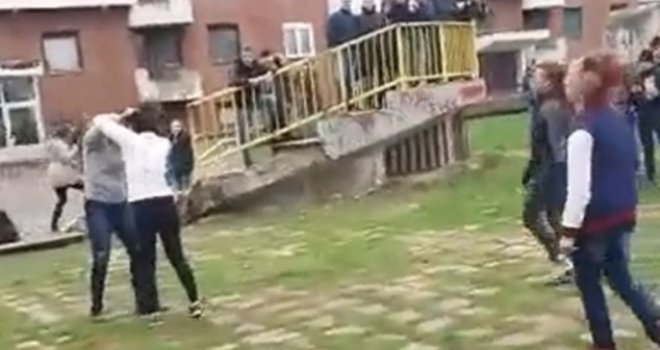 Brutalna tuča učenica u centru Doboja: Vršnjaci navijali, reagovala policija!