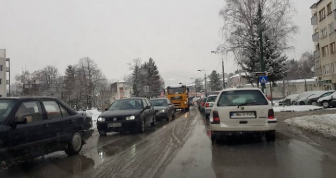 Vozilo nasukano na branik u Hotonju, kilometarske kolone na ulazu u Sarajevo