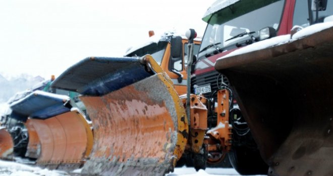 Snijeg zabijelio Sarajevo: Oko 140 radnika i 46 vozila Zimske službe 'Rada' čiste ulice 