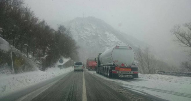 Loši uslovi za vožnju: Evo gdje je zbog nesreće i popriječenih teretnih vozila potpuno obustavljen saobraćaj