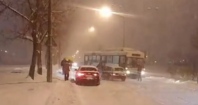 Trolejbus zbog snijega blokirao saobraćajnicu i izazvao veliku kolonu