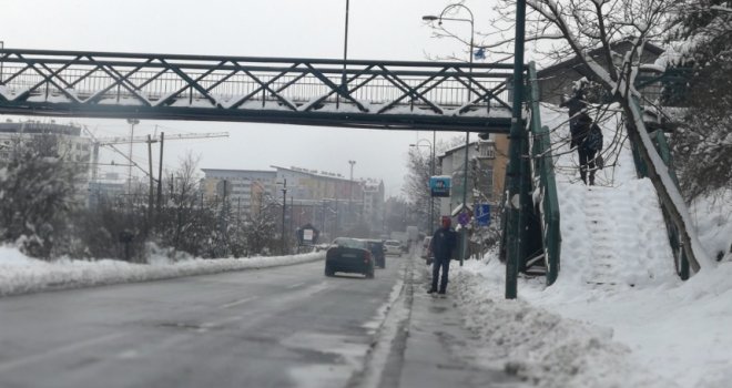 Sarajlije u Drinskoj ulici na mukama: Most 'pasarela' zatrpan snijegom, niko ga ne čisti jer je pod strujnim naponom?!