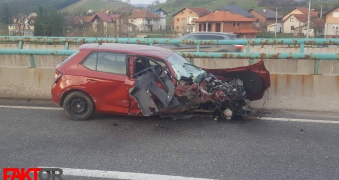 Stravičan udes na autoputu Sarajevo - Zenica, automobil smrskan
