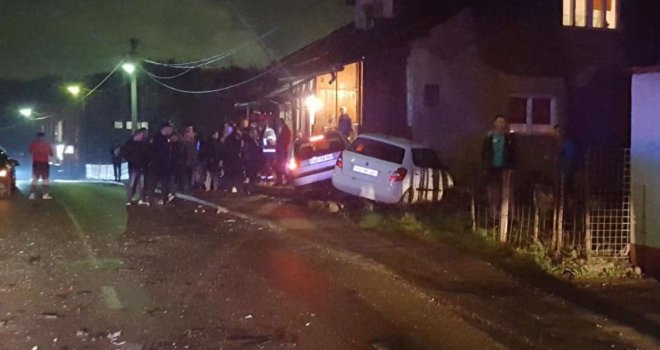Sudar tri vozila u Zenici: Autom se zabio u kuću, povrijeđene četiri osobe