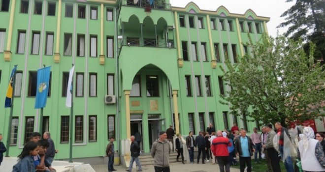 Detalji drame u zgradi Općine Kalesija: Muškarac se pokušao spaliti, povrijeđena i još jedna osoba