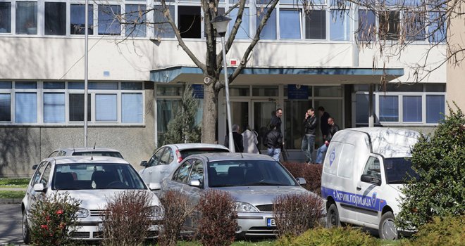 Nudila joj slatkiše: Nepoznata žena pokušala namamiti djevojčicu u auto?