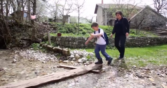 Jedino dijete u odsječenom selu: Svaki dan od kuće do škole i nazad prelazi 60 km, a granični prelaz čak četiri puta