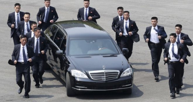 Ko su Kimovi tjelohranitelji: Nemaju imena, samo ID broj, ne smiju imati ožiljke na licu, a zabranjeno im je...