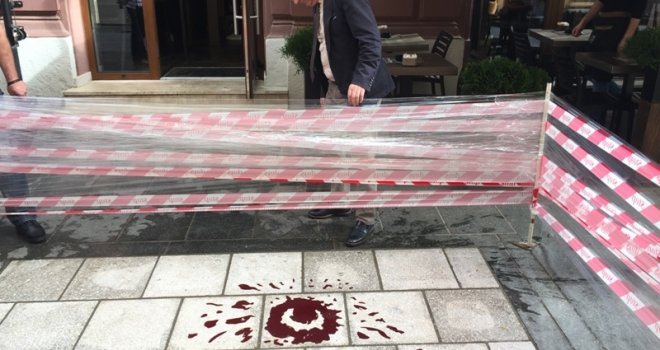 Sanirana 'Sarajevska ruža' u ulici Ferhadija, jedno od memorijalnih obilježja stradanja Sarajlija