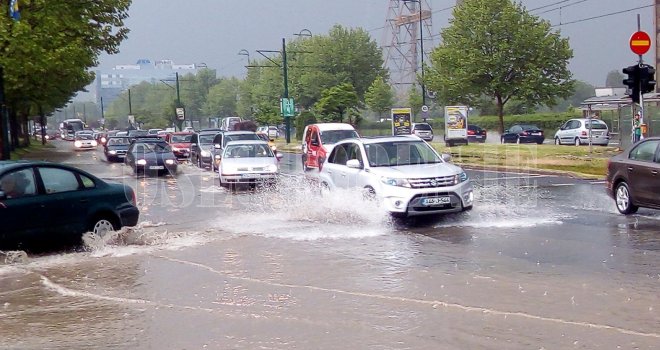 Poslije pljuska nastao haos: Glavna saobraćajnica u Sarajevu pod vodom