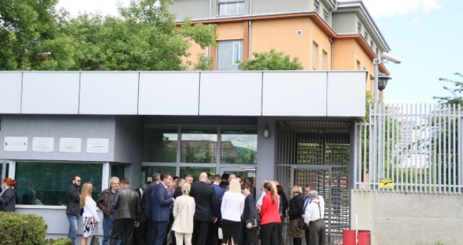 Pucnjava ispred Suda BiH: Iz auta u pokretu ispalio četiri metka, Radončić u blindiranom vozilu već se udaljio od zgrade