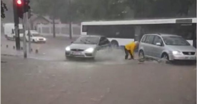 Žestoko nevrijeme u bh. prijestolnici: Sarajevo zasuo grad, na gradskim ulicama - potop!