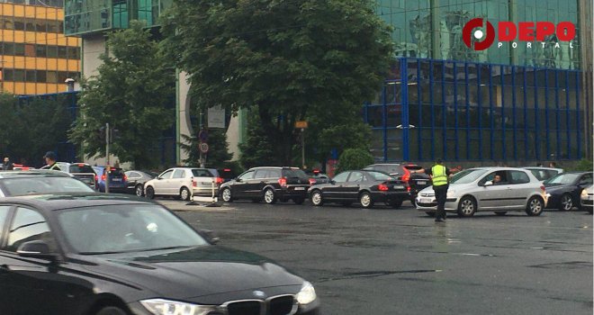 Totalni saobraćajni kolaps na Socijalnom: Nakon kiše i grada nastao haos, policija zavodi red na ulicama!