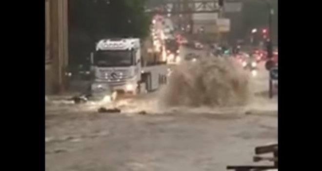 Oluja divlja po Njemačkoj, ruši krovove i poplavljuje zgrade