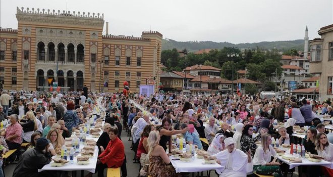 'Istanbulski' iftar u Sarajevu sa Burhanom Šabanom, Hankom Paldum... 'Kao da šetate gradom iz osmanskog perioda...'