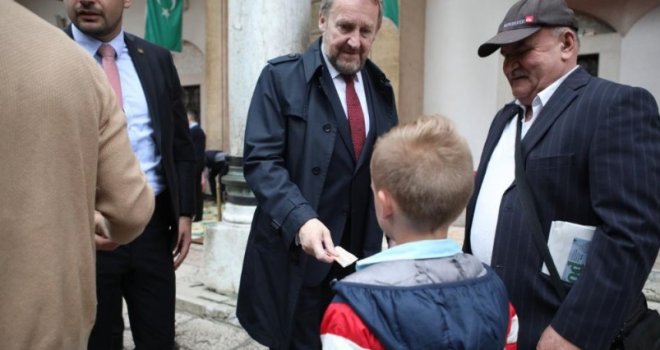 Izetbegović klanjao bajram-namaz u Begovoj džamiji, dao i bajram-banku