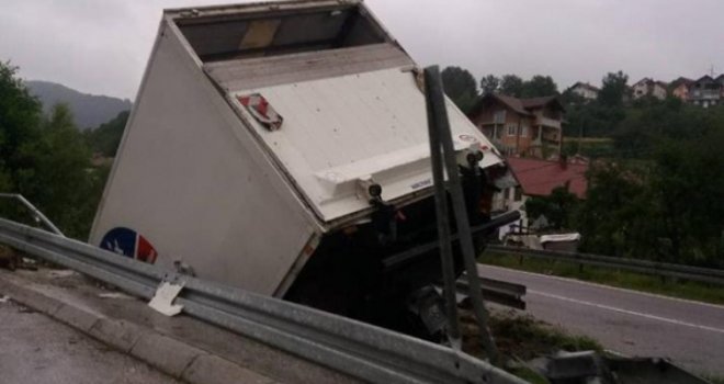 U Hadžićima se prevrnuo kamion pun ovaca, probio bankinu i uletio u korito rijeke Zujevine