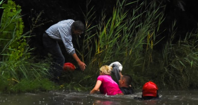 Drama u Novom Sadu: Potpuni potop na ulicama, vatrogasci iz BUJICE izvlačili neplivače