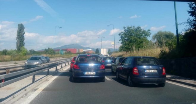 Saobraćajna nesreća u Sarajevo: Lančani sudar na brzoj cesti, tri osobe povrijeđene 