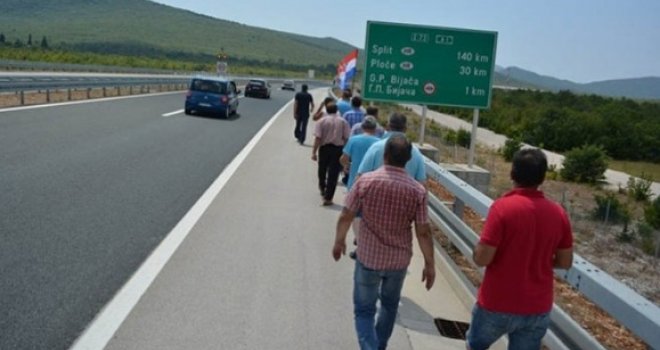 Oko 19 sati bivši borci blokirali autoput u blizini graničnog prelaza Bijača