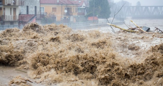 Drama u Srbiji: Pukla brana, sve je poplavljeno... Proglašena vanredna situacija, nekim mjestima ne može da se priđe! 