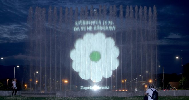  Zagreb Srebrenici: Svjetlosna projekcija srebreničkog cvijeta na fontanama