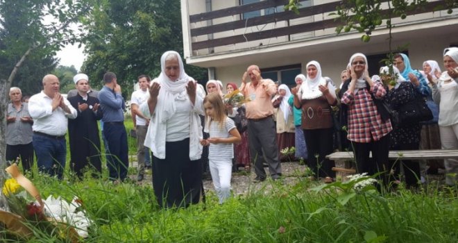 Preživjele žrtve posjećuju mjesta stradanja Bošnjaka: Dok smo žive, obilazit ćemo, a poslije naše smrti...