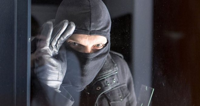 Užas u Zenici: Četvorica u 'fantomkama' napali muškarca i ženu, udarali kundacima pa im oteli auto!